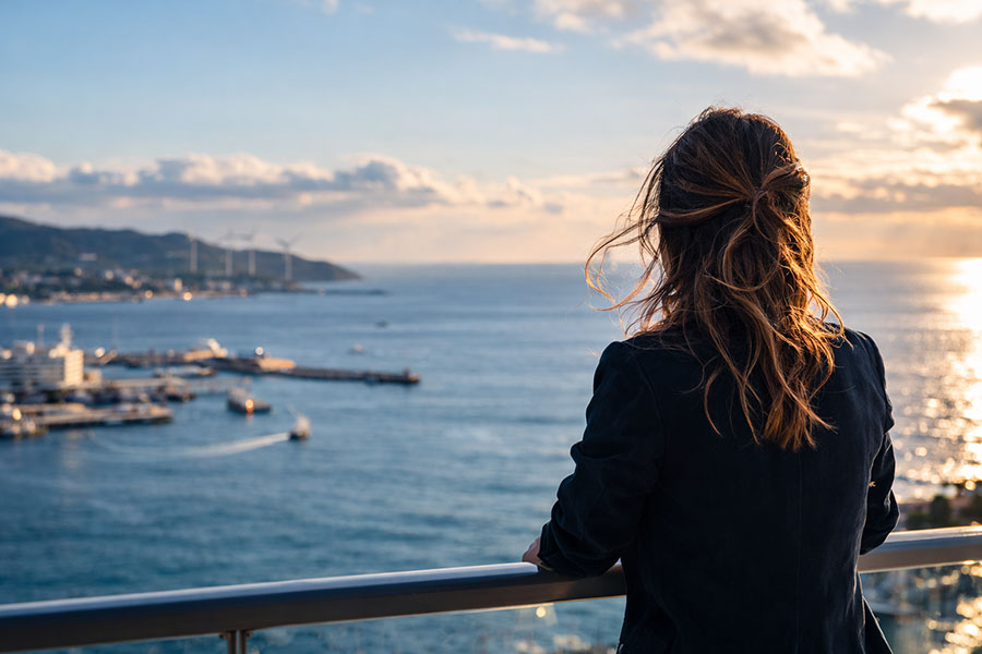 Mujer mirando al mar