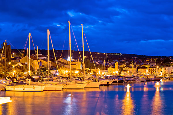 Puerto deportivo por la noche